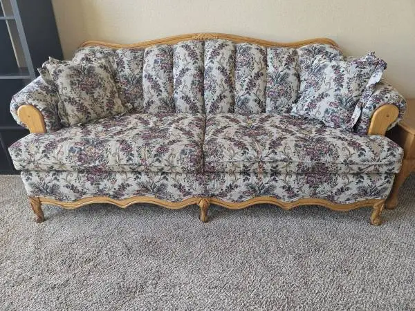 Traditional Queen Anne Living Room Set with End Tables
