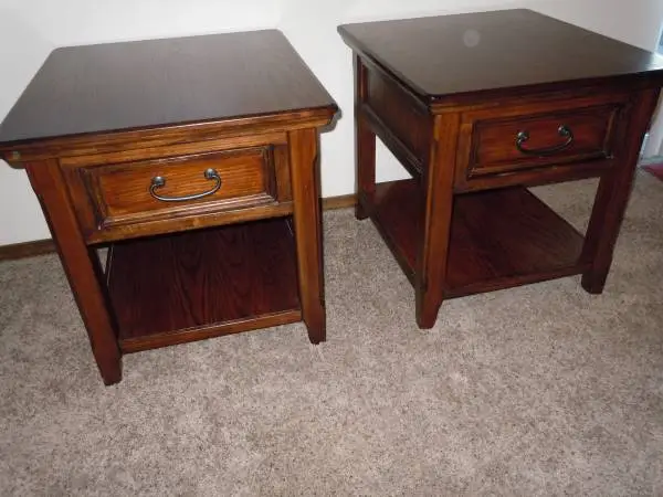 Solid wood end tables (pair) excelent shape!