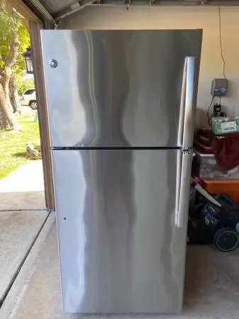 GE heavy duty refrigerator stainless front great shape