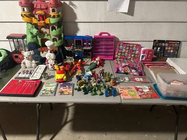 Huge Yard Sale 1112 Mayflower Dr. Sat 06/13