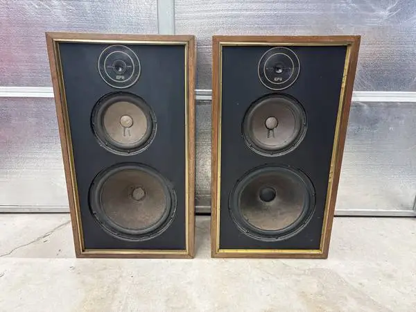 Vintage Pair EPI Epicure model 200 Speakers