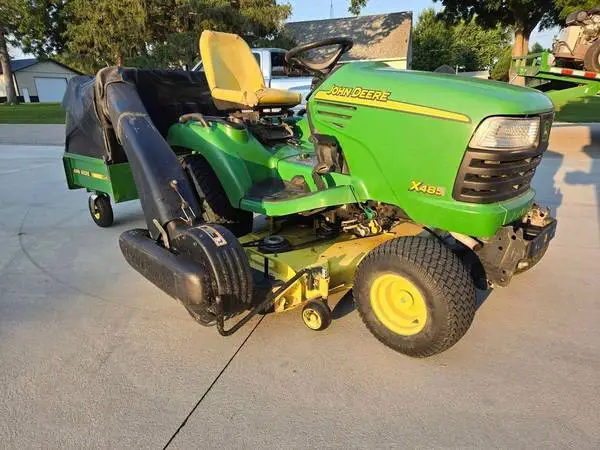 PARTING John Deere X485 garden tractor/lawn mower with MC516 bagger
