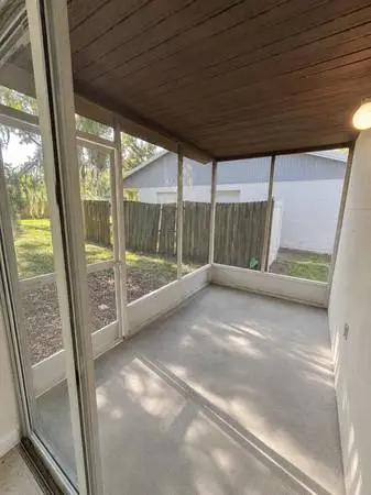ONE MONTH FREE! Quiet Lakeland Cul-de-Sac! Nice 2BR/1BA Duplex