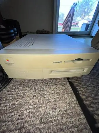 apple mcintosh 7100/80 power pc vintage desktop powers on, as is
