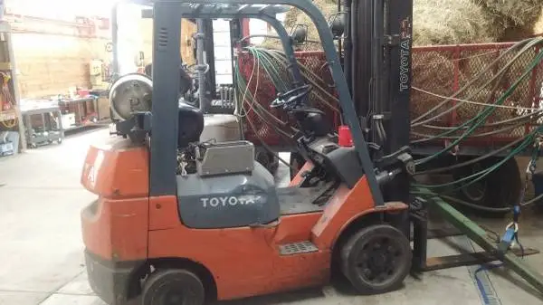 Toyota forklift 2010 lp 9407 hrs w/extra tanks