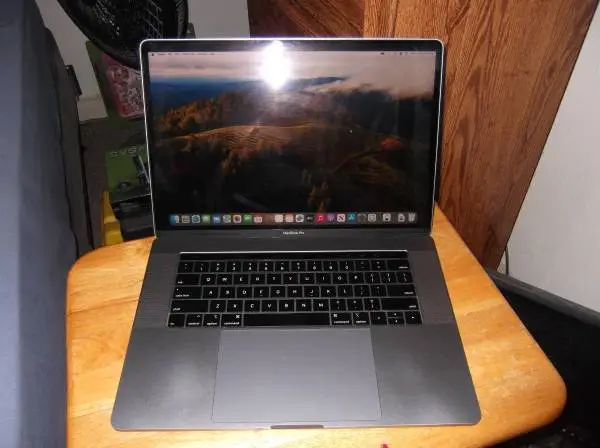macbook pro 15 laptop,500gb ssd,sequoi,i9,touchbar,16gb ram,very fast