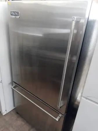 ★Viking stainless steel bottom freezer refrigerator (missing shelf)