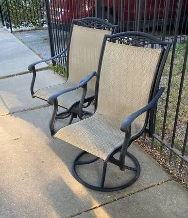 Set of 2 outside metal chairs