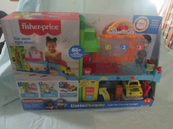 ***Fisher Price Little People Light Up Learning Garage***