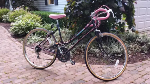 BICYCLE LIKE NEW HUFFY 10 SPEED WOMANS 26 WITH NEW TIRES