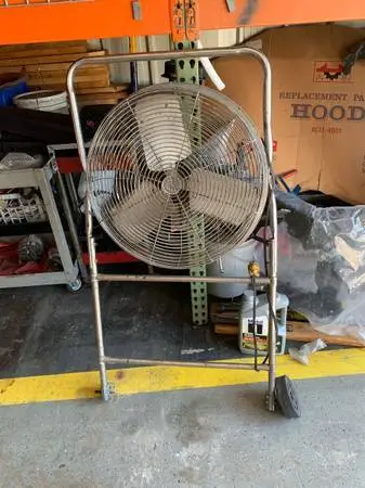 FLOOR FAN
