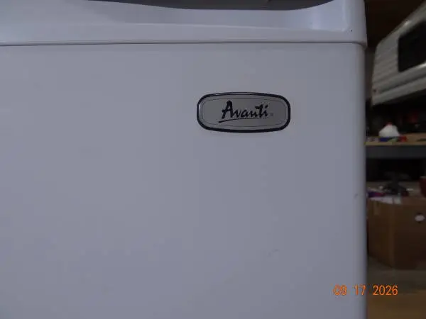 AVANTI mini-fridge