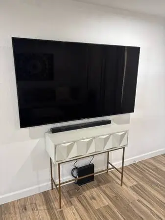 75” Samsung Smart TV 2019 Model - Excellent Picture Quality!!