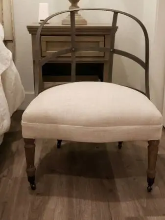 ***BEAUTIFUL BRAND NEW RH CHAIR***