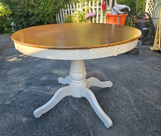 Round Pedestal Dining Table with 3 chairs