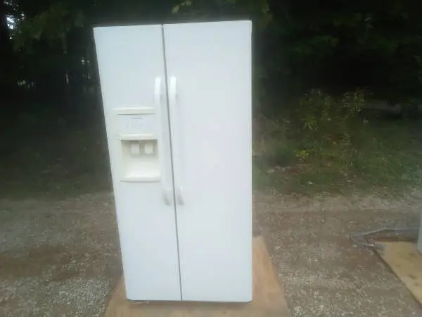 Frigidaire side by side refrigerator/freezer