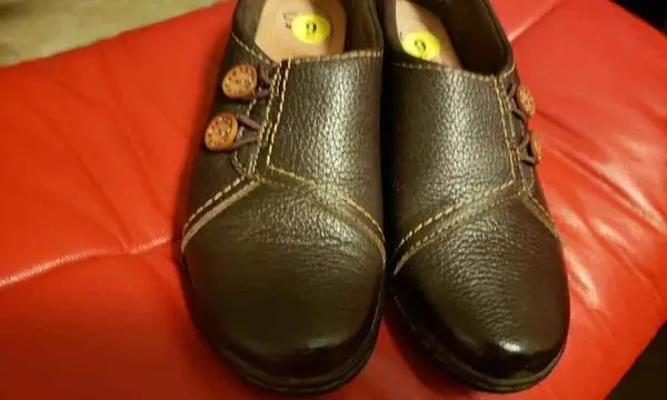 New: size 9 . Womens clarks leather comfort shoes( never worn)