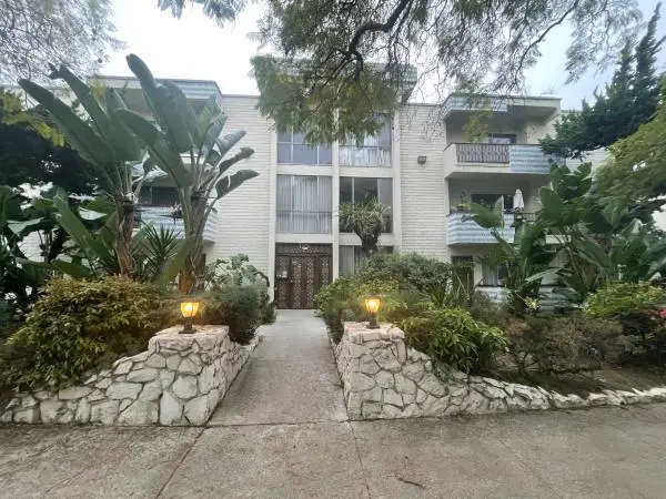 AWESOME WEHO 2BR 2BA GEM AVAIL-BALCONY LNDRY PARKING GREAT LOCATION!!