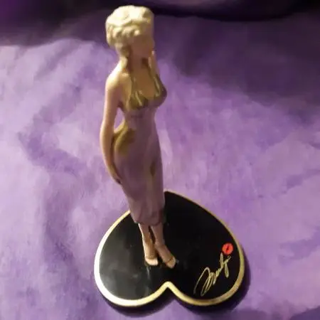 Marilyn Monroe miniature statute