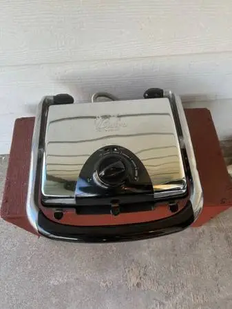 Wolf Gang Puck Bistro Panini Maker 1500 watts like new
