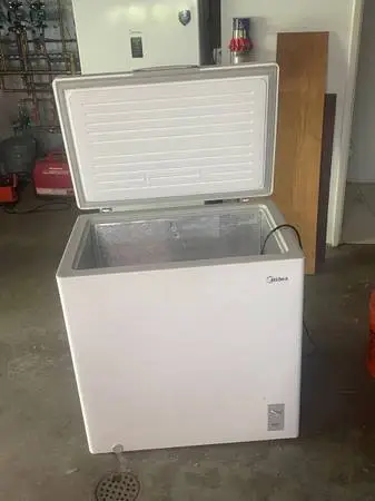 10 ft.³. MIDEA chest freezer In excellent condition