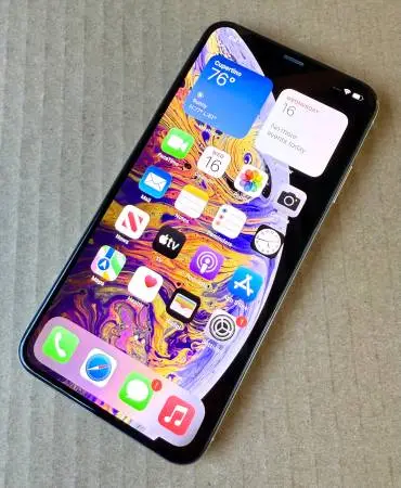 Factory Unlocked Apple iPhone 10S Max / XS MAX (64 GB) White with Case