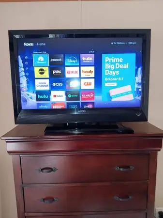 32-inch Vizio TV with Remote and Roku streaming device