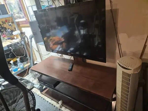 47 LG LED TV with remote and Roku (smart TV)