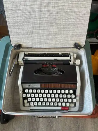 kmart 200 MANUAL TYPEWRITER MANUFACTURED BY BROTHER VINTAGE 1973 LIKE NEW
