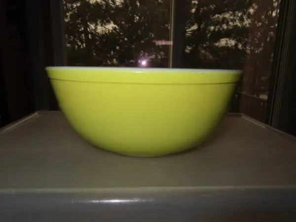 Chip free - Vintage Pyrex bowl 4 Quart Yellow