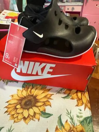 NEW NIKE BLACK-WHITE 9C SANDALS