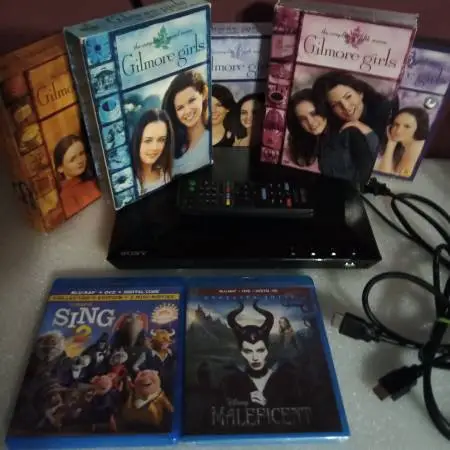 Sony Bluray Player, Remote, Batteries, HDMI cable 2 BD Mov5 TV Seasons
