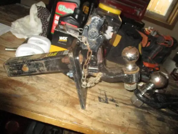 Adjustable trailer hitch
