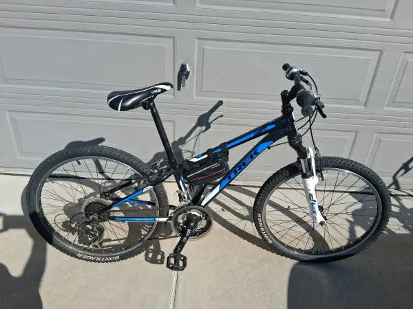 Kids 24 TREK MT220 Bicycle Bike w/Dialed Fit Specific Design Used