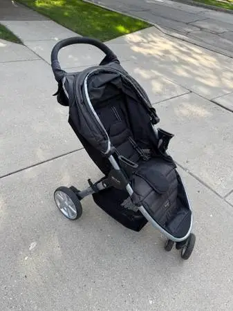 Britax B-Agile 2014 stroller is a lightweight, three-wheel single stroller