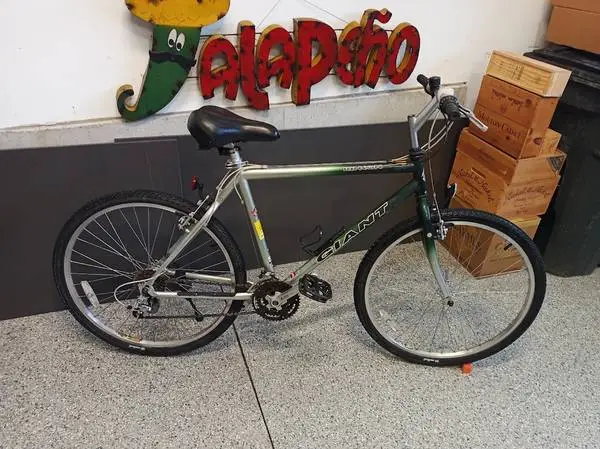 LARGE GIANT RINCON HYBRID 21 SPEED W/ UPGRADES ALL PRISTINE CONDITION