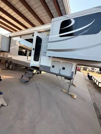 Incredible Savings On Fifth Wheel - Extremely clean