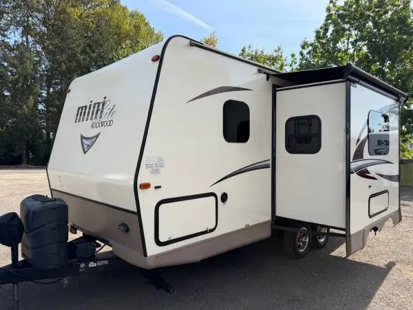 2017 ROCKWOOD MINI LITE SLIDE OUT 21 FT SERIES M-2104S