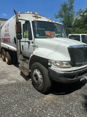 Garbage truck / rear load / International