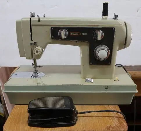 Vintage Working SEARS Kenmore Sewing Machine Model 5186 in CHICO