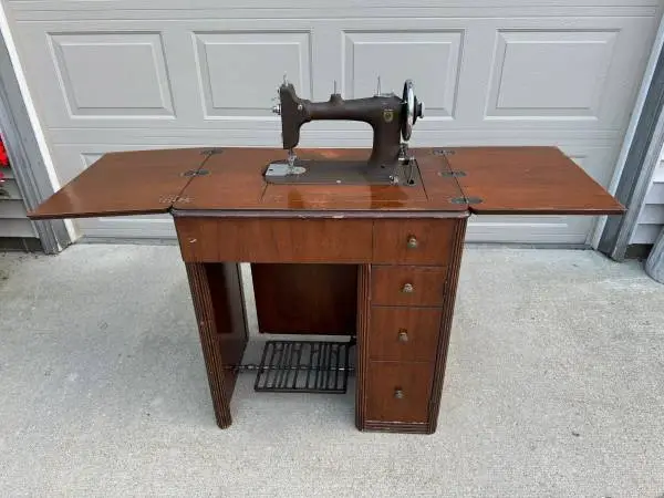 Vintage Treadle Sewing Machine in Wood Desk/Cabinet