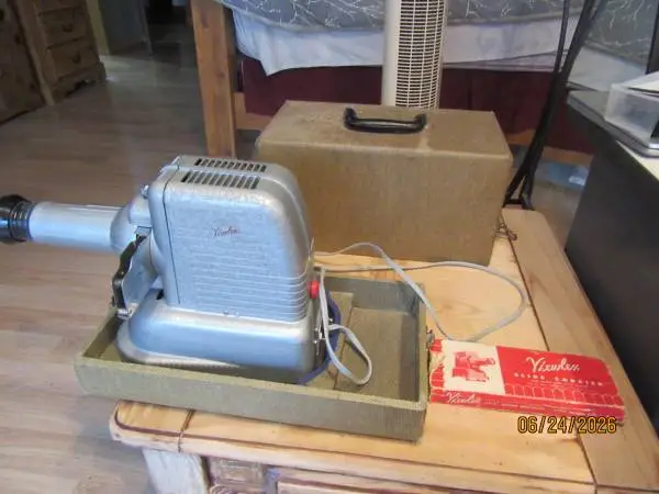 Vintage Viewlex 35mm slide projector in nice case
