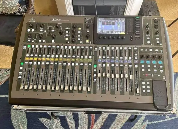 road case digital mixer solid behringer package excellent condition