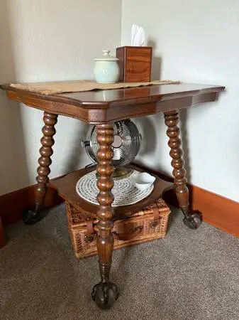 Stunning quarter sawn oak professionally refinished table