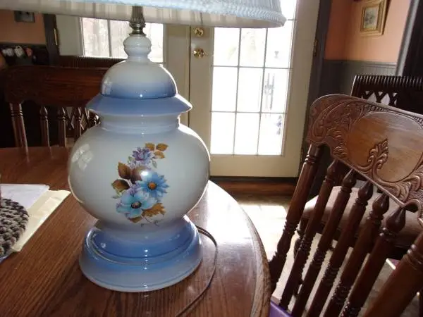 large ceramic lamp, great cond. works fine.