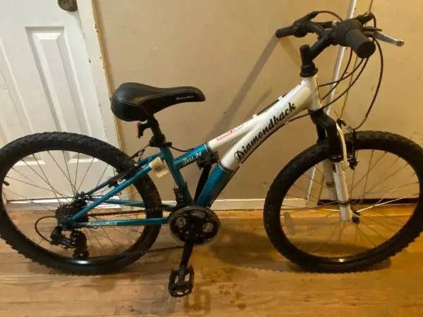 6 Speed DIAMONDBACK TESS 20 Mountain Bicycle 10 inch frame Almost New