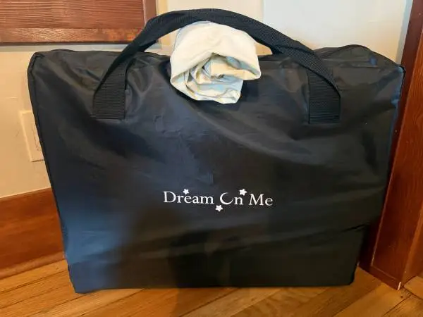 Like new light travel crib/pack and play-dream on me