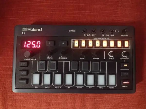 Roland Aira J-6 Compact Chord Synthesizer