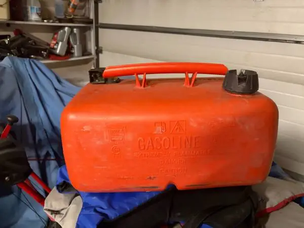 Gas tank