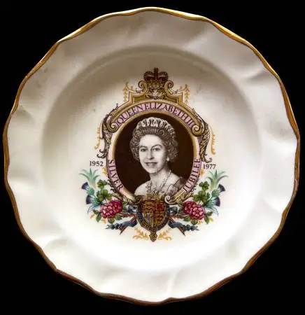 Vintage Queen Elizabeth II Silver Jubilee 1977 Commemorative Plate - F